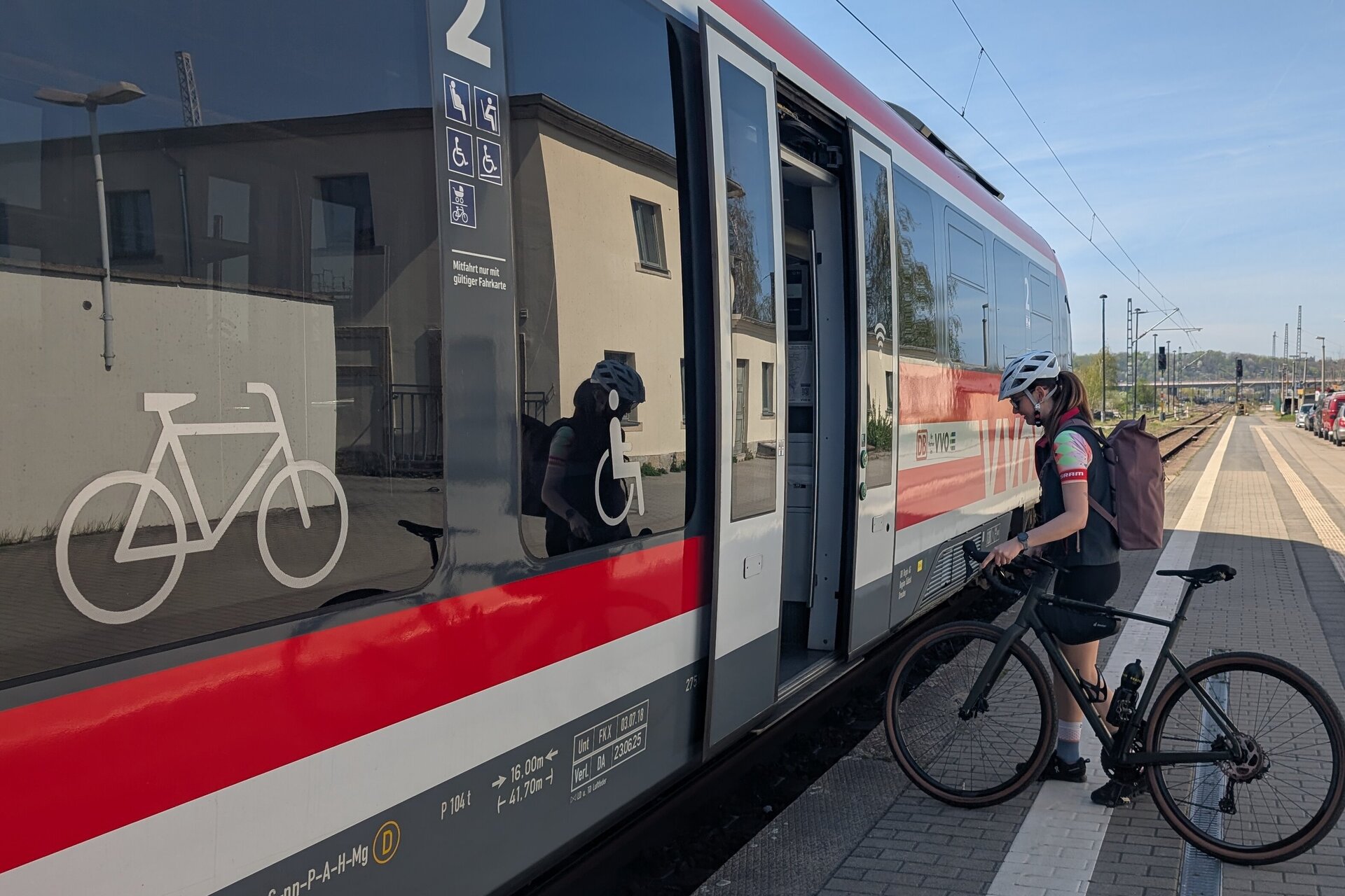 Rowerzystka gravelowa wsiada do pociągu RE71 na stacji Pirna w kierunku Sebnitz ze swoim rowerem gravelowym.